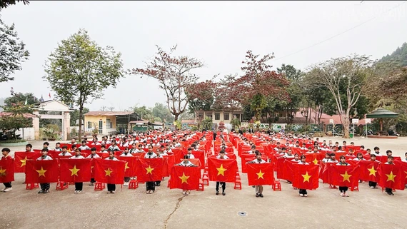 Tuổi trẻ Lào Cai đồng loạt tổ chức Lễ chào cờ chào mừng Đại hội đại biểu toàn quốc lần thứ XIV của Đảng