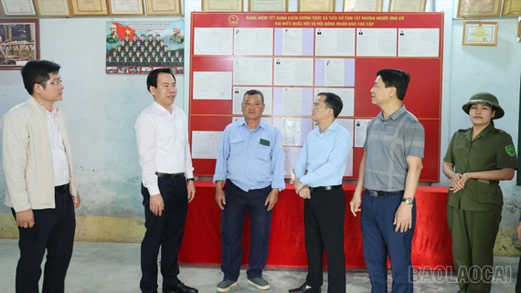 Trưởng Ban Tuyên giáo và Dân vận Tỉnh ủy Dương Đức Huy kiểm tra công tác chuẩn bị bầu cử tại xã Bát Xát, Trịnh Tường và A Mú Sung