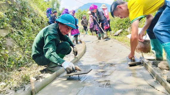 Nhân dân thôn Tà Ghênh tham gia bê tông hóa đường giao thông nông thôn.