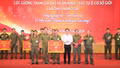 Ban tổ chức Hội thi trao giải nhất cho Đội thi phường Nam Cường