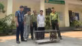 Người dân tự nguyện bàn giao 2 cá thể chim cú lợn lưng nâu quý hiếm cho chính quyền