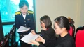 Cán bộ thuế cơ sở 6 hỗ trợ người nộp thuế