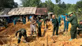 Ban CHQS phường Âu Lâu giúp các hộ dân di dời tài sản để thực hiện giải phóng mặt bằng