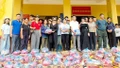 Trao quà hỗ trợ người dân vùng lũ Việt Hồng