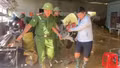 Công an xã Thượng Hà kịp thời hỗ trợ người dân di dời khỏi khu vực sạt lở do mưa lớn