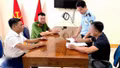 Công an xã Văn Bàn xử phạt người điều khiển phương tiện vận chuyển lợn làm rơi vãi chất thải ra đường