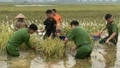 Sát cánh giúp dân trong bão lũ - minh chứng phản bác các thông tin sai trái