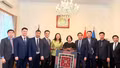 Đoàn công tác tỉnh Lào Cai chụp ảnh lưu niệm với cán bộ Đại sứ quán Việt Nam tại Hy Lạp.