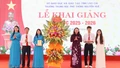 Đồng chí Giàng Thị Dung tặng hoa chúc mừng thầy và trò Trường THPT Nguyễn Huệ.