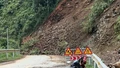 Quốc lộ 32 ách tắc do sạt lở đất