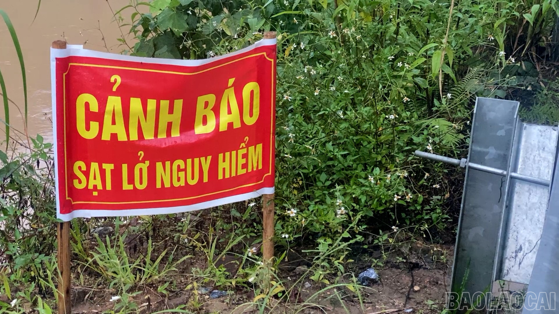 Chính quyền địa phương cắm biển phương tiện qua lại. baolaocai-br_satlo-4.jpg