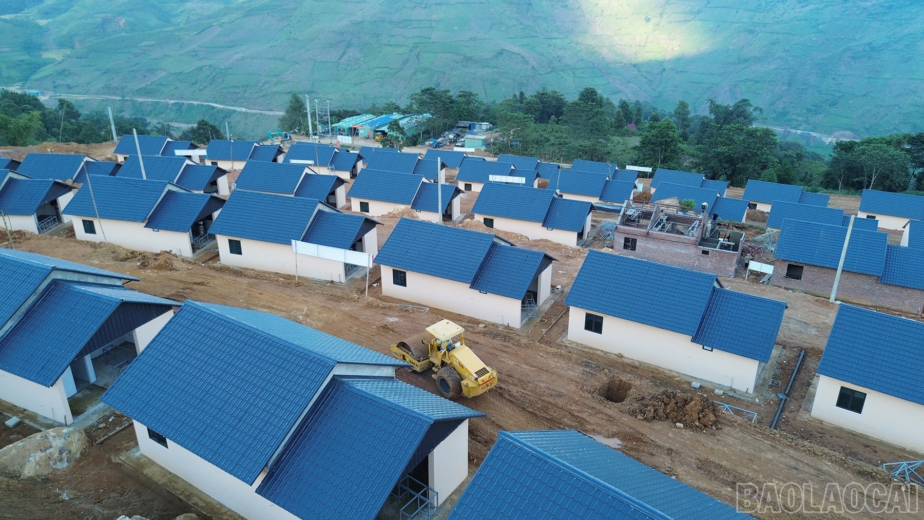 Khu tái định cư có tổng diện tích 3,5 ha, quy hoạch xây dựng 60 căn nhà thiết kế theo kiến trúc truyền thống của đồng bào Mông. baolaocai-br_dji-0468.jpg