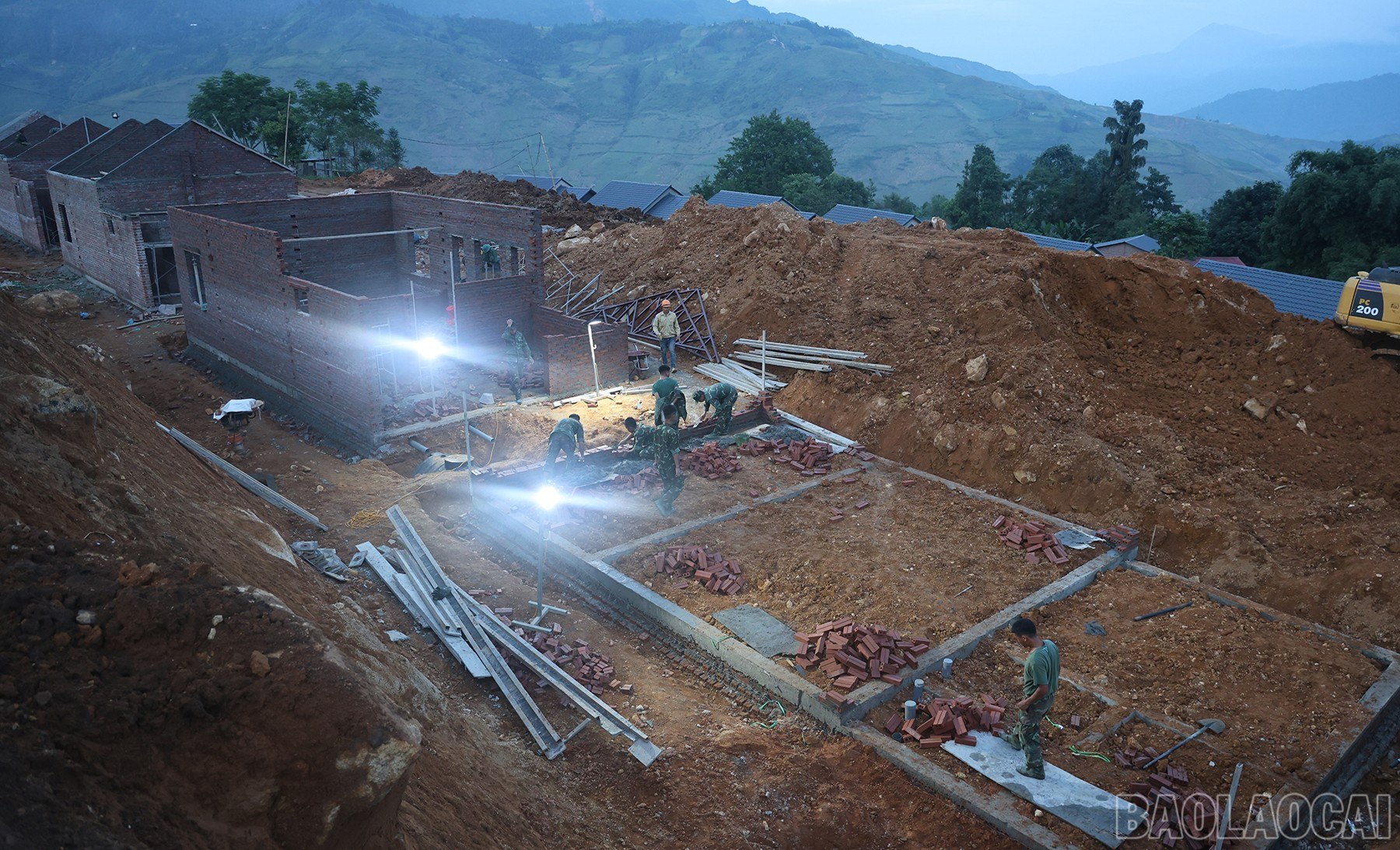 Để đảm bảo tiến độ, sớm đưa dự án về đích, đơn vị thi công đã huy động nhân lực - thiết bị, tổ chức thi công ngày đêm. baolaocai-br_img-5634.jpg