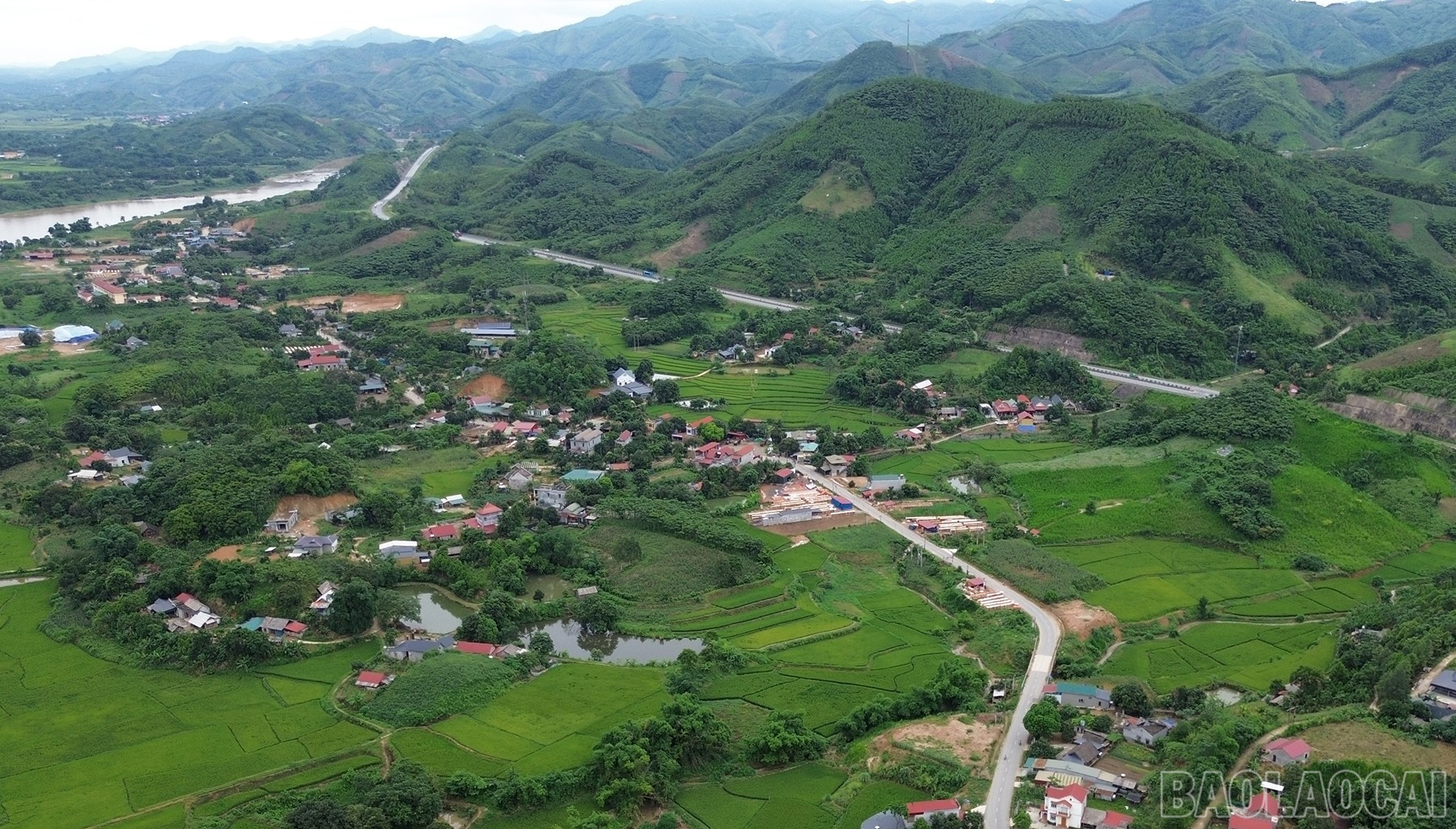 El proyecto ferroviario pasa por la comuna de Tan An con una longitud de aproximadamente 6,4 km y afecta a 114 hogares en 7/10 aldeas de la comuna. La superficie total de terreno a desbrozar es de unas 66 hectáreas. baolaocai-br_tan-an-1.jpg
