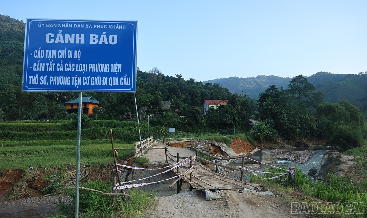 Cầu Làng Đẩu, xã Phúc Khánh bị lũ cuốn trôi. baolaocai-br_img-7903.jpg