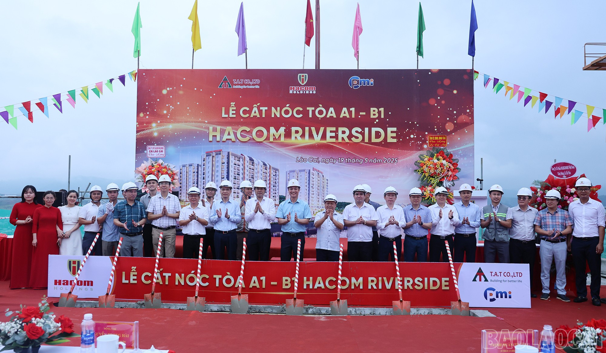 Các đại biểu thực hiện nghi thức cất nóc tòa nhà. baolaocai-br_img-9285.jpg