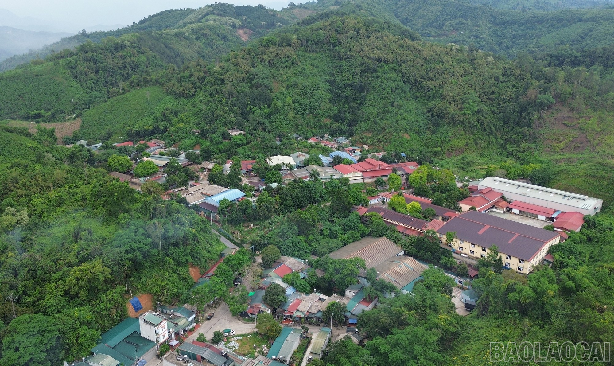 Một phần khu dân cư Khe Biên, phường Lào Cai nằm trong hướng tuyến dự án. baolaocai-br_dji-0942-6299.jpg