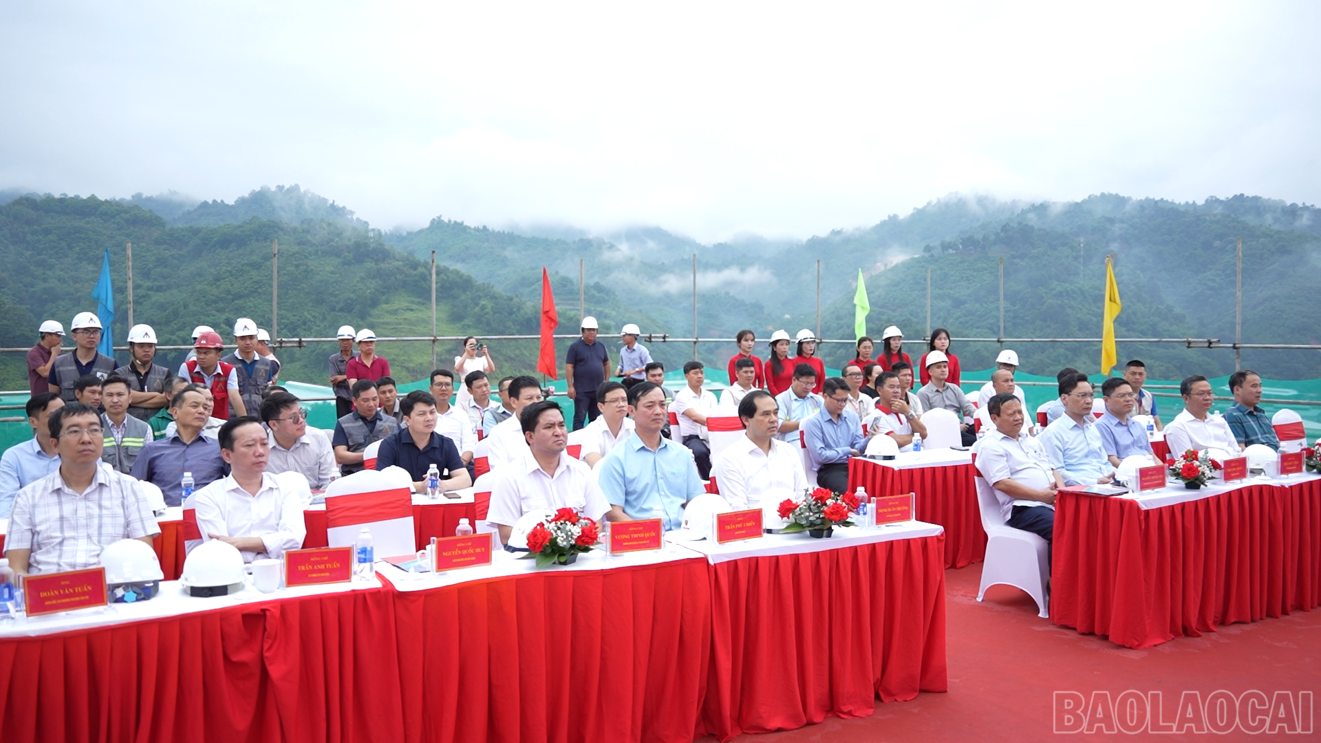 Các đại biểu dự buổi lễ. baolaocai-br_dai-bieu.png