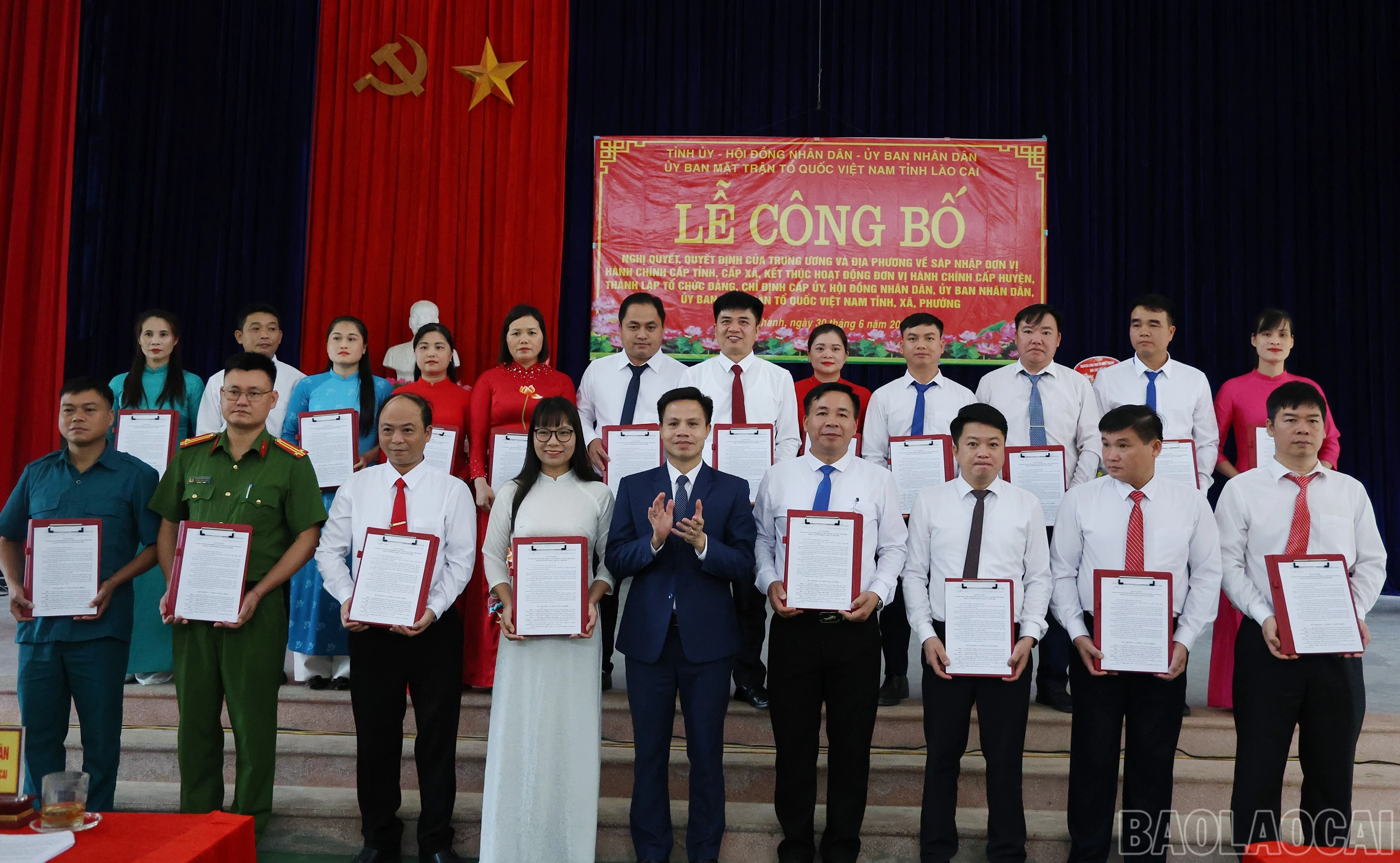 Trao các quyết định chỉ định Ban Chấp hành, Ban Thường vụ, Bí thư, Phó Bí thư Đảng ủy xã Phúc Khánh, nhiệm kỳ 2025 - 2030.