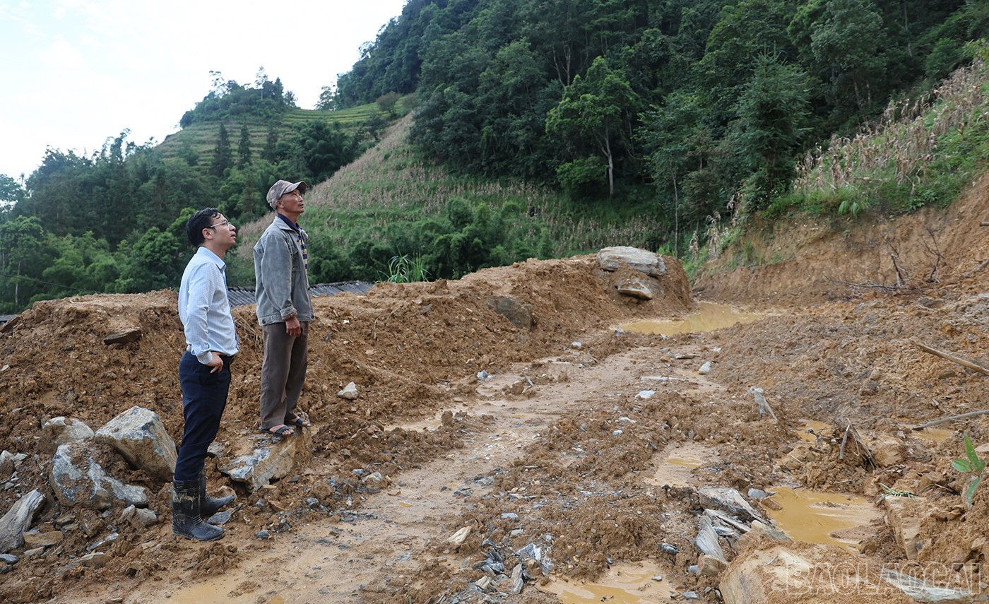 Lãnh đạo xã Pha Long kiểm tra hiện trạng vết nứt. baolaocai-br_pl-3.jpg