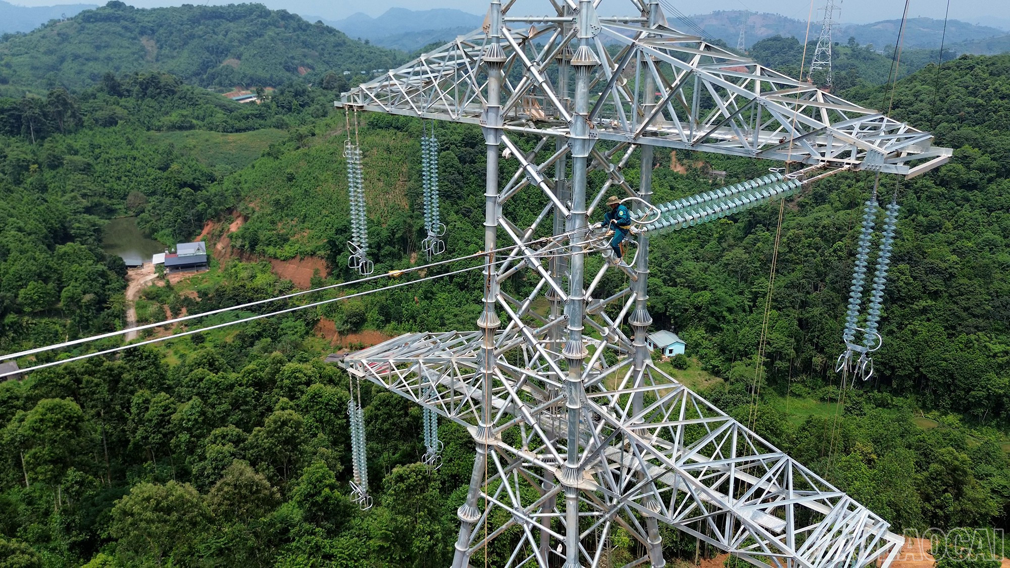 Dự án Đường dây 500kV Lào Cai - Vĩnh Yên đi qua 13 xã của tỉnh Lào Cai, chiều dài tuyến khoảng 139,66 km với 273 vị trí cột. Các nhà thầu đang tiến hành song song cả dựng cột và kéo dây, phấn đấu hoàn thành trước 15/8. baolaocai-br_500kv-4.jpg