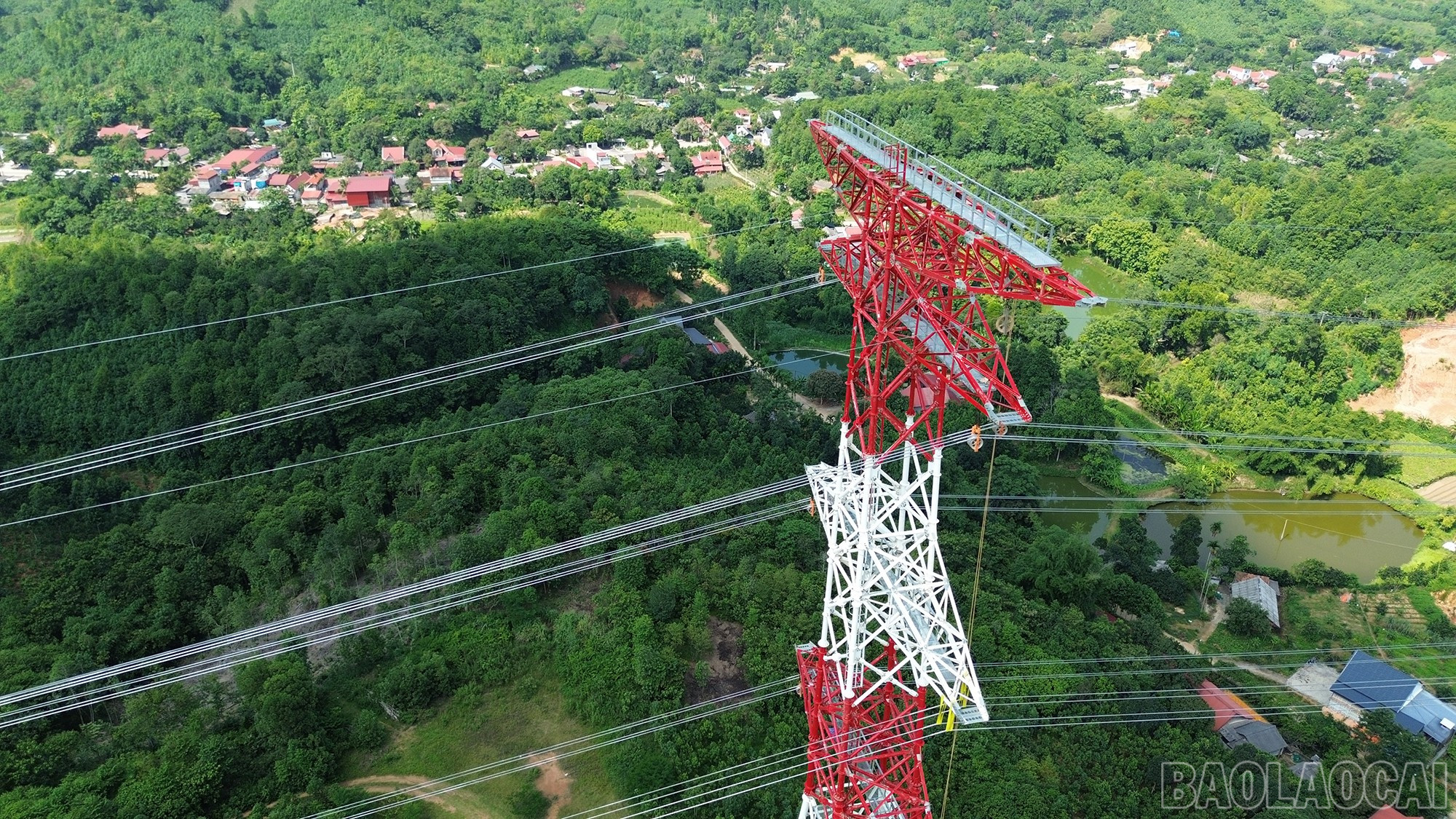 Công tác kéo dây đang được thực hiện đồng loạt trên nhiều vị trí thuộc gói thầu số 1. baolaocai-br_500kv-2.jpg