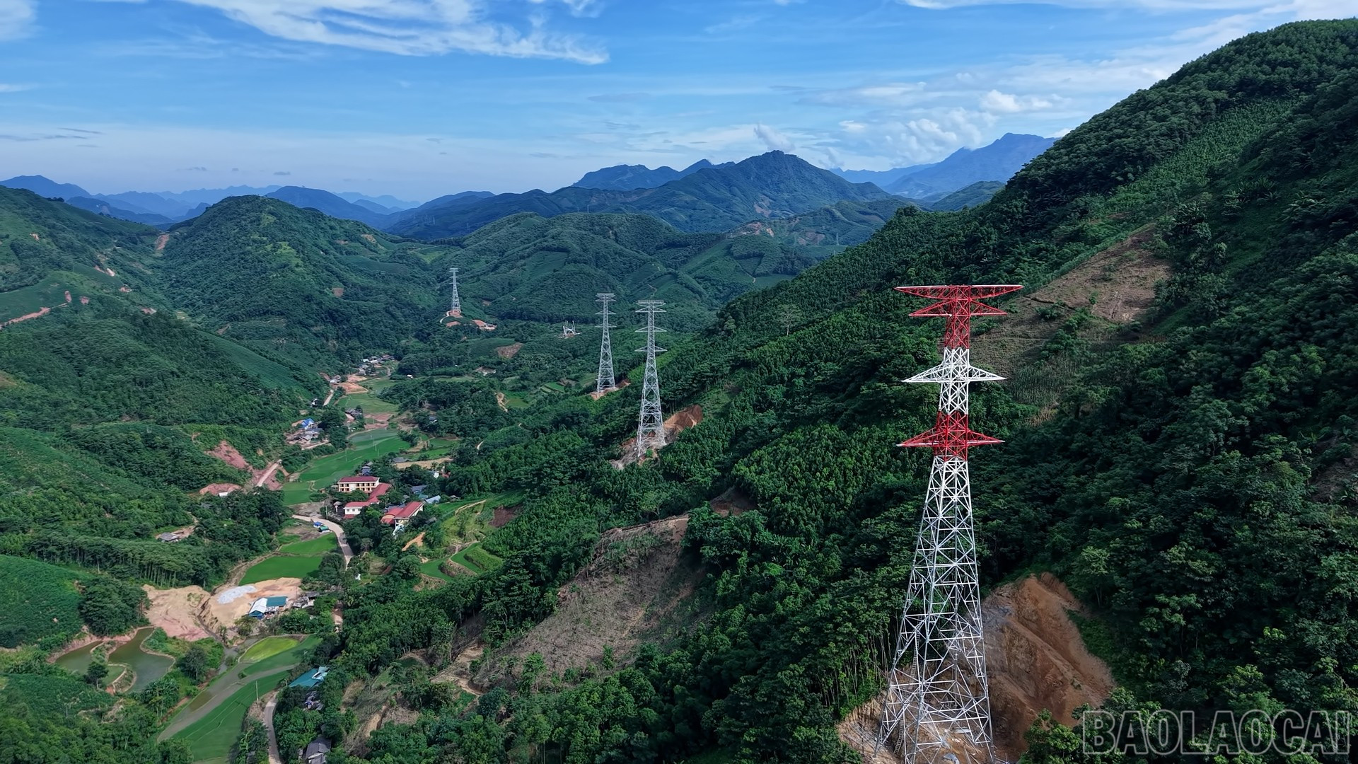 28/47 vị trí cột đã được dựng hoàn chỉnh, sẵn sàng cho công tác kéo dây. baolaocai-br_500kv-6.jpg