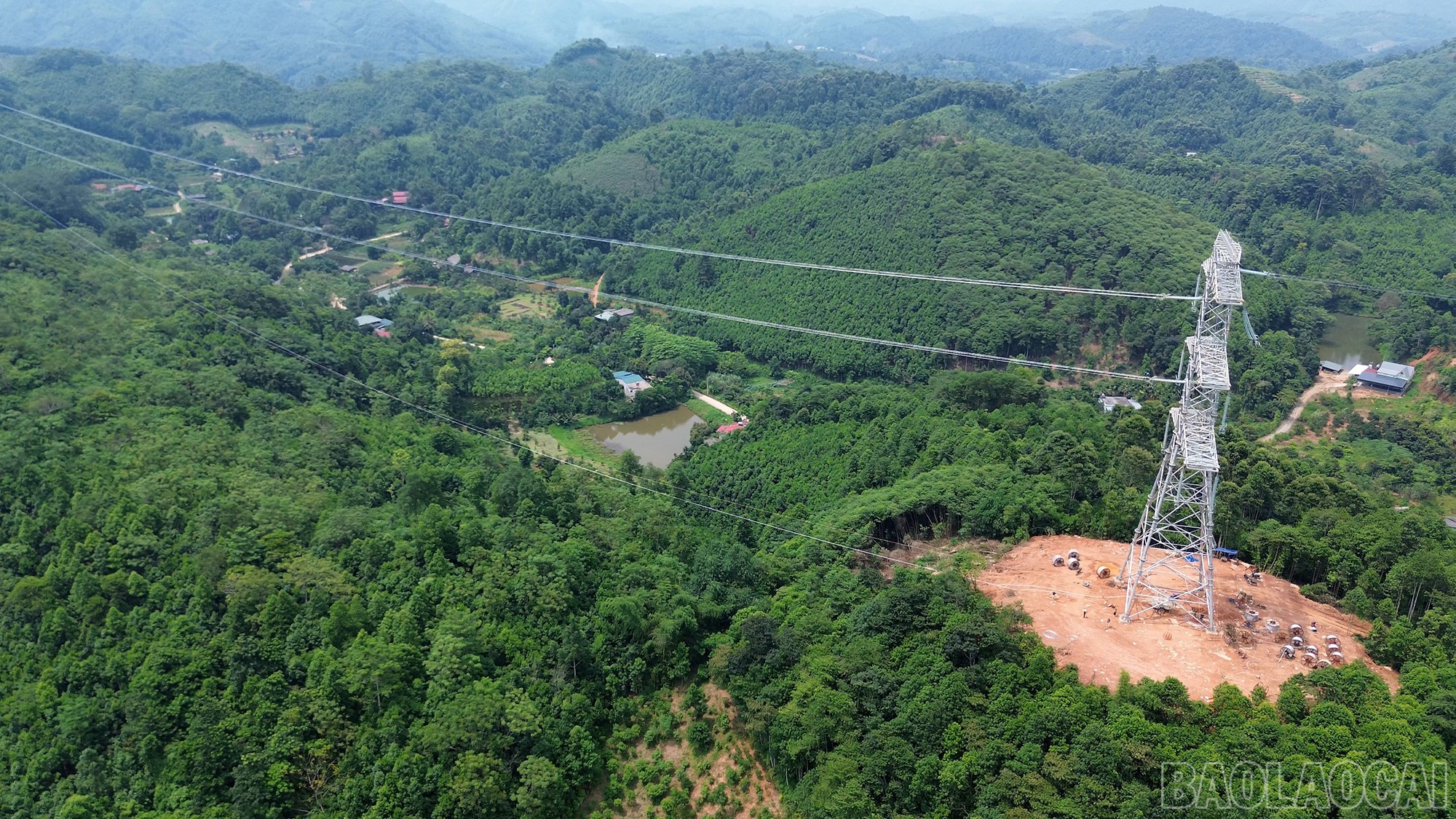 Khoảng néo từ vị trí cột VT05 đến VT09 dài hơn 2km. baolaocai-br_500kv-1.jpg
