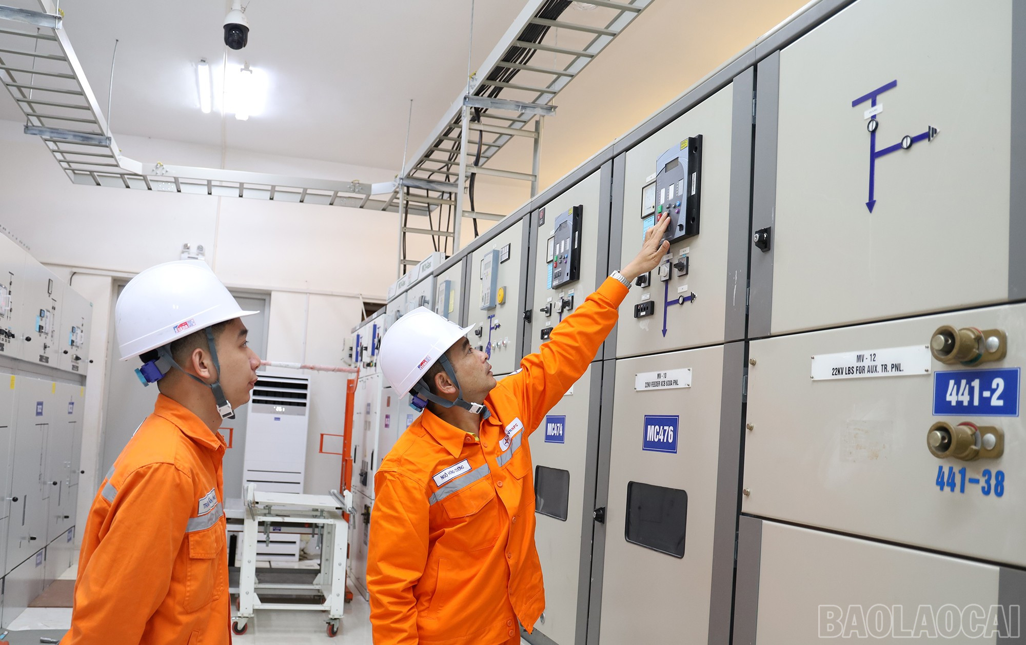 Công nhân trực vận hành tại Trạm biến áp 110kV Lào Cai. baolaocai-br_img-8186.jpg