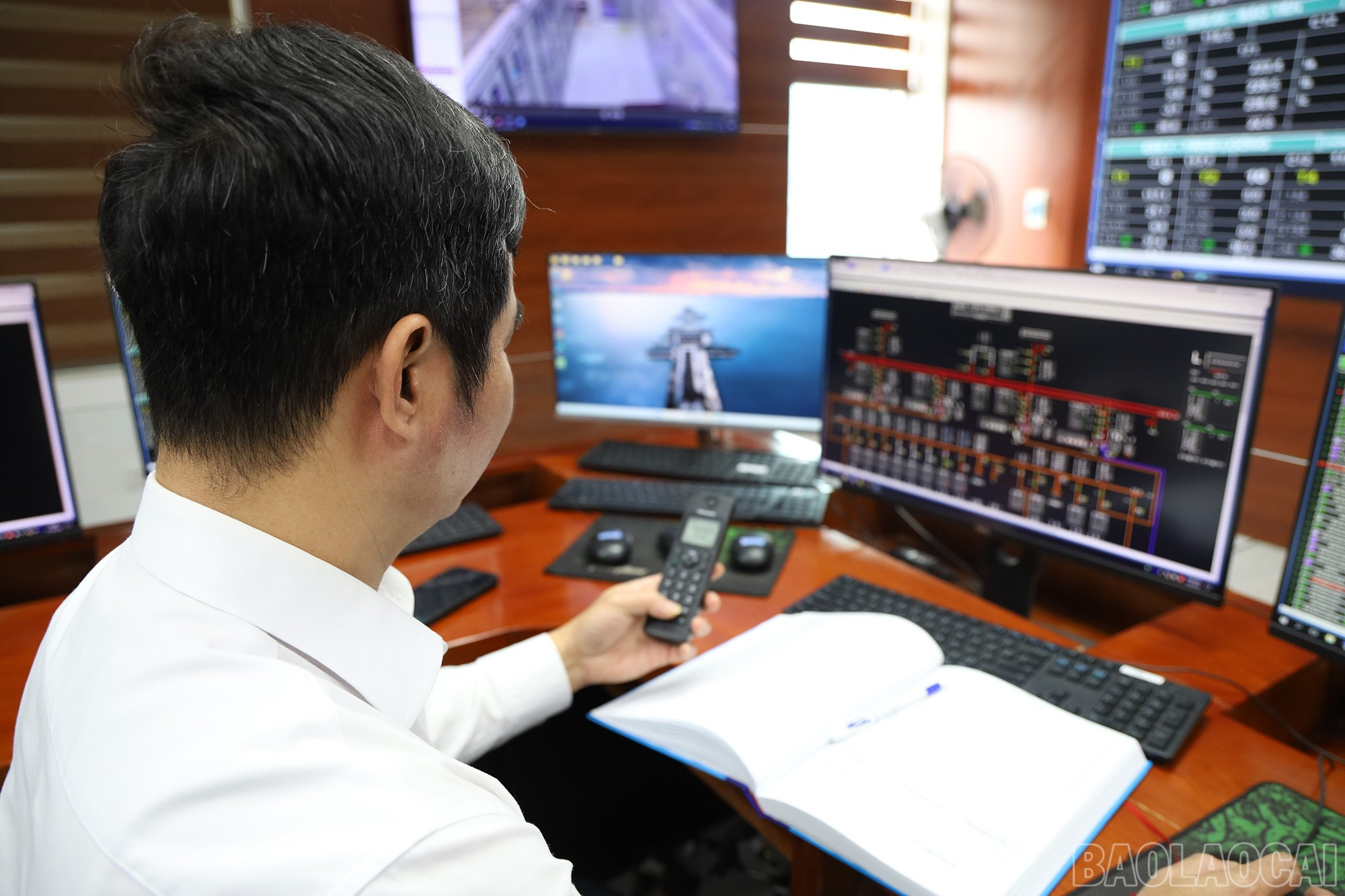 Ngày Tết, công việc của nhiều kỹ sư, công nhân ngành điện bận rộn hơn ngày thường. baolaocai-br_img-8177.jpg