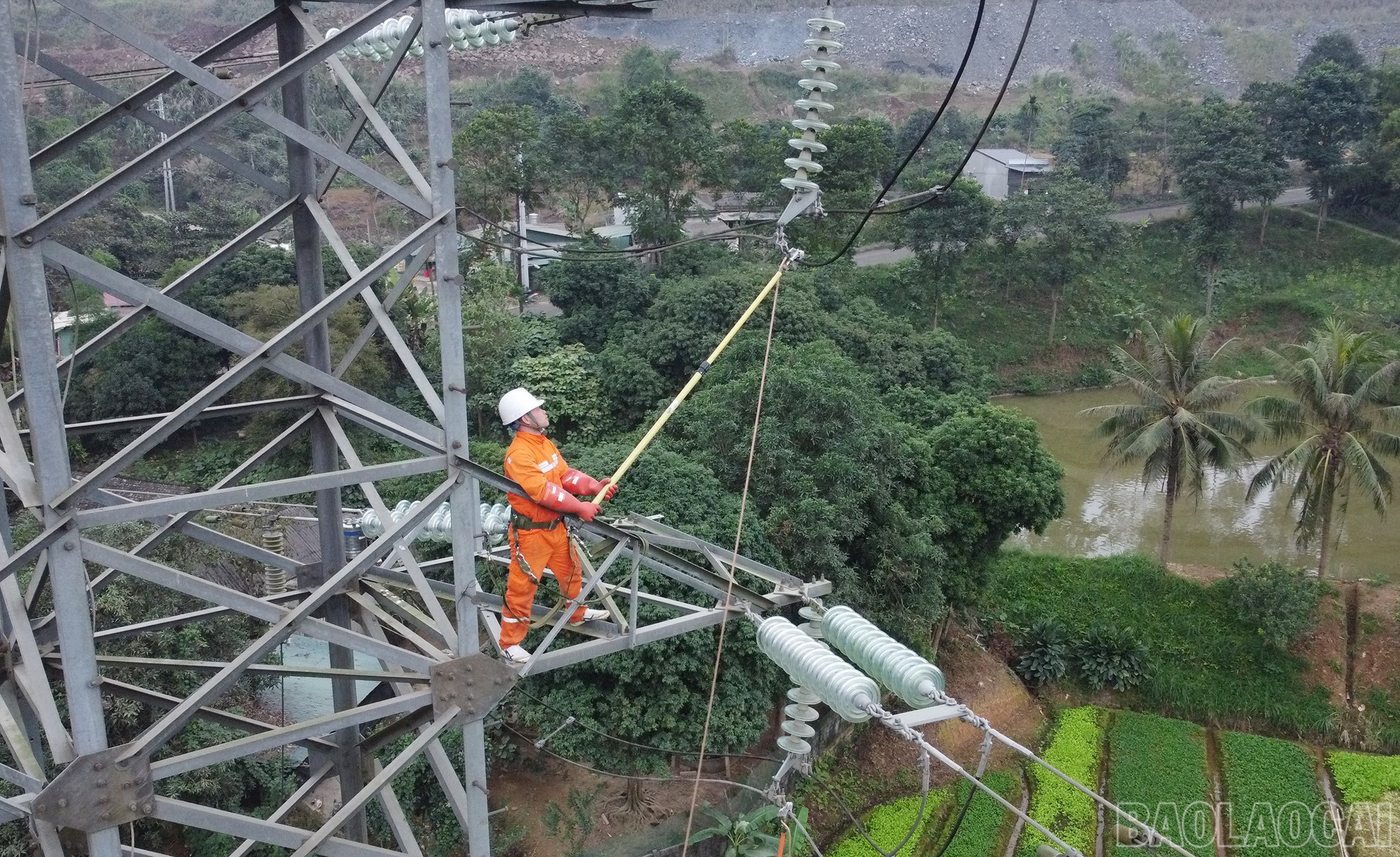 Niềm vui lớn nhất của cán bộ, công nhân ngành điện là giữ cho dòng điện luôn thông suốt để mọi người, mọi nhà đón Tết trọn vẹn. baolaocai-br_dji-0929.jpg