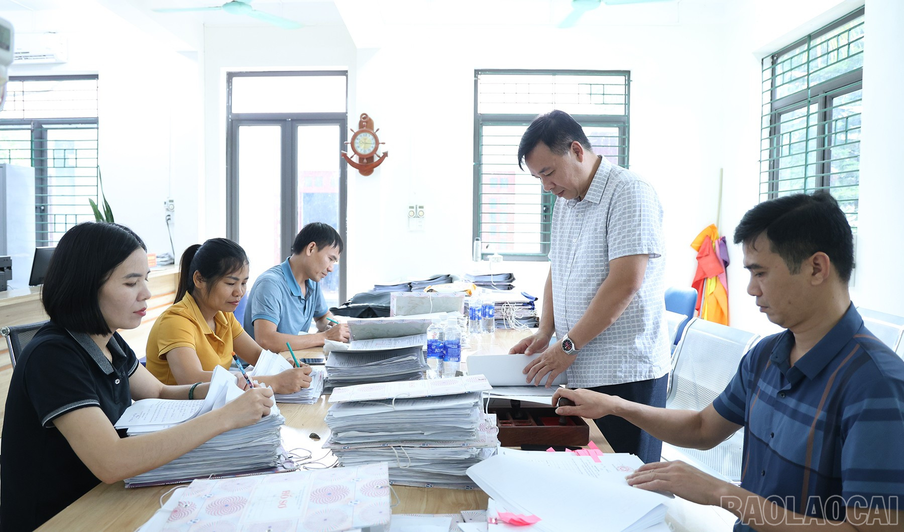 Cán bộ, công chức xã Bảo Hà gấp rút chỉnh lý, sắp xếp số hóa hồ sơ, tài liệu. baolaocai-br_img-1268.jpg