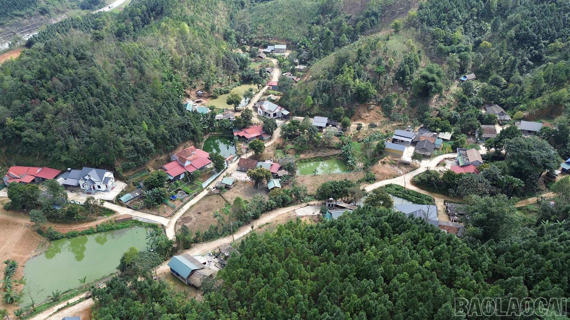 Khu vực thôn Lỵ 1, xã Cam Cọn dự kiến sẽ có nhiều hộ dân phải di chuyển nhà do nằm trong tim tuyến dự án đường sắt Lào Cai - Hà Nội - Hải Phòng. baolaocai-br_dji-0227.jpg