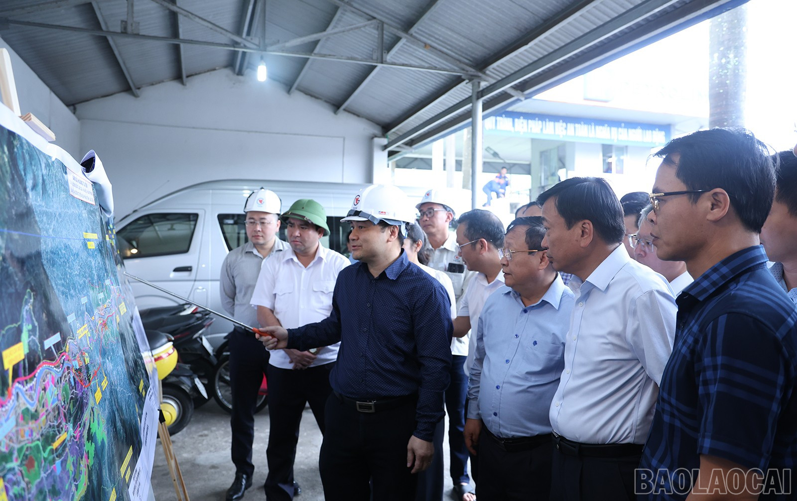 Đoàn công tác Bộ Xây dựng kiểm tra hướng tuyến dự án. baolaocai-br_img-8817.jpg