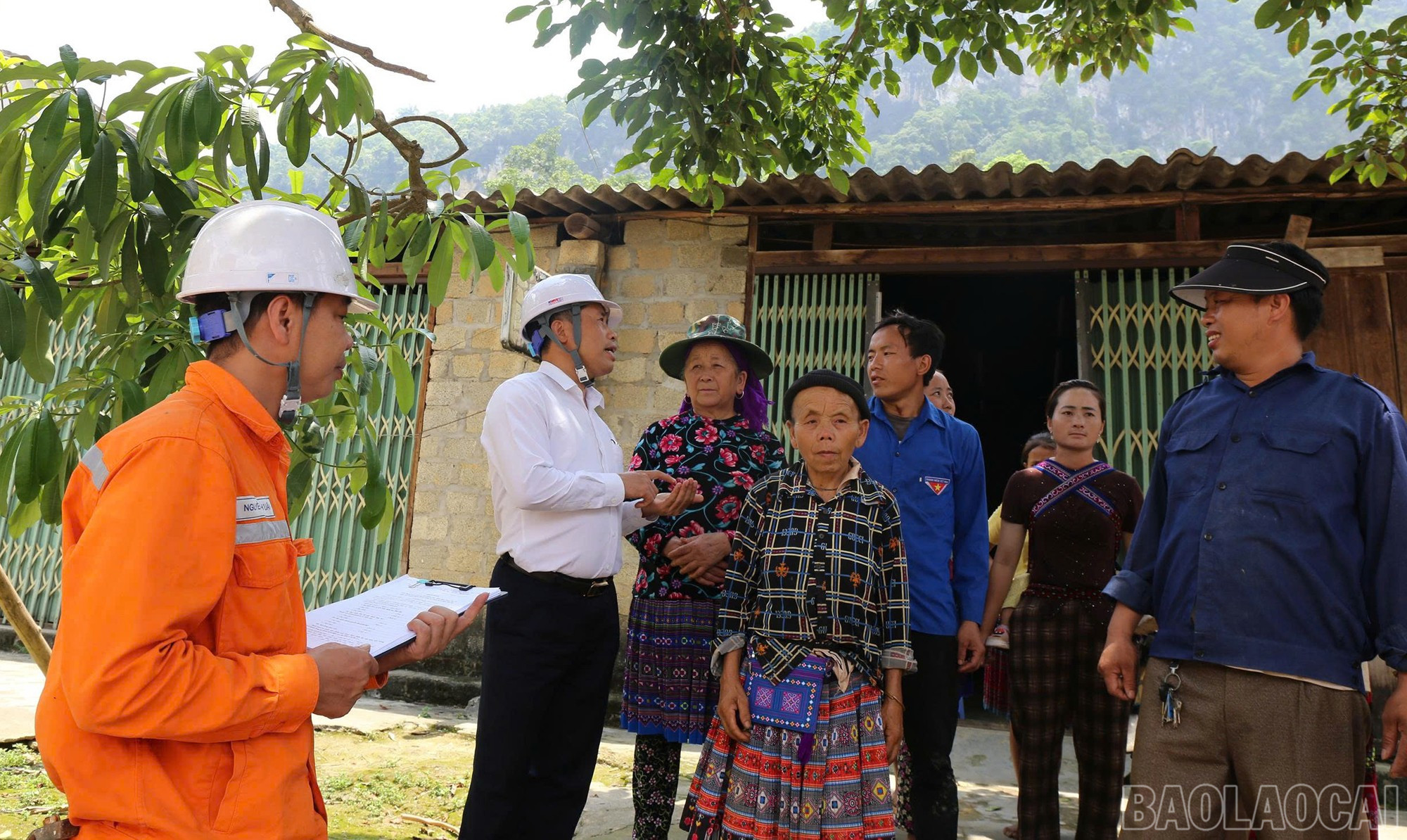 Điện lực Bắc Hà tuyên truyền đảm bảo hành lang an toàn điện đến người dân. baolaocai-br_antoandien-5.jpg