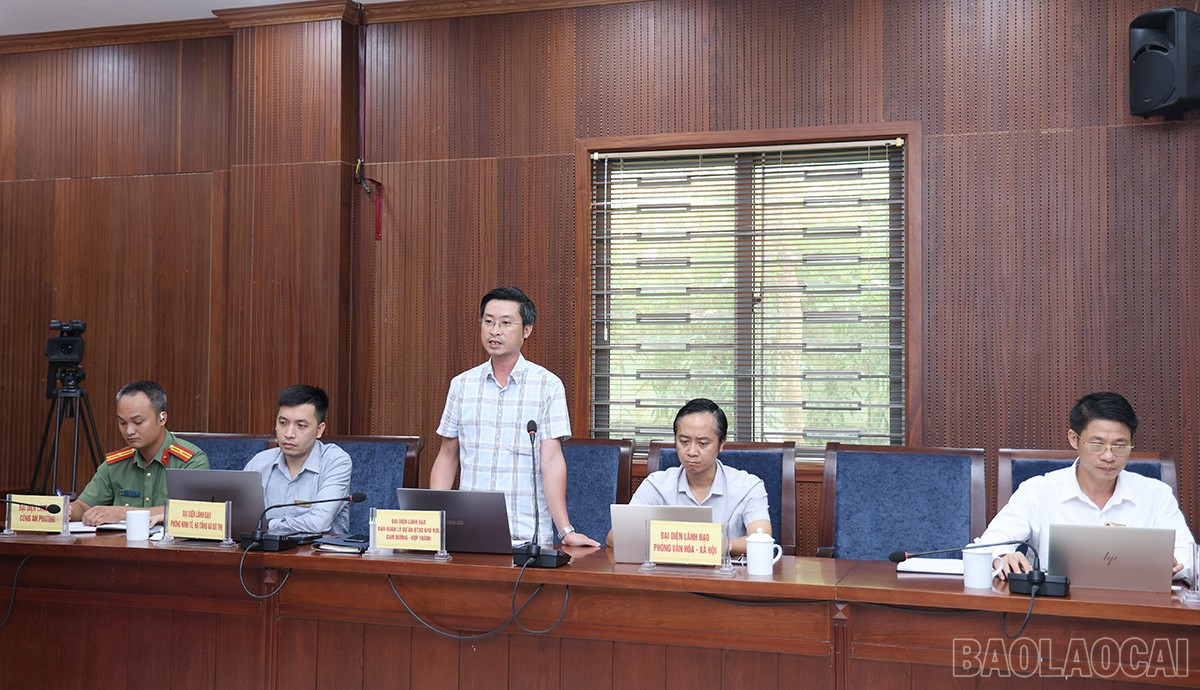 Đại diện cơ quan chuyên môn của UBND phường Cam Đường báo cáo tình hình giải quyết kiến nghị của công dân. baolaocai-br_img-4173.jpg
