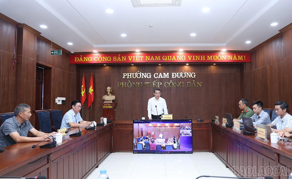Đồng chí Nguyễn Xuân Nhẫn, Chủ tịch UBND phường Cam Đường trả lời kiến nghị của Nhân dân. baolaocai-br_img-4143.jpg