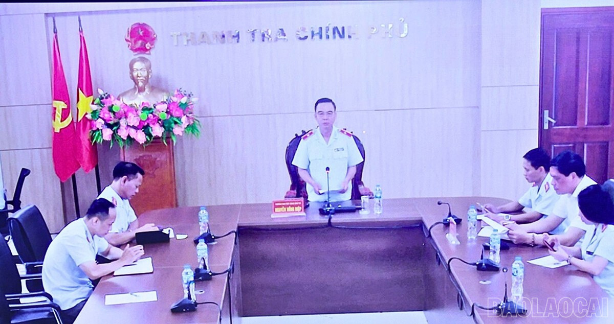 Đồng chí Nguyễn Hồng Điệp, Trưởng Ban Tiếp công dân trung ương đánh giá cao sự chuẩn bị của UBND phường Cam Đường cho buổi tiếp công dân. baolaocai-br_img-4135-1800.jpg