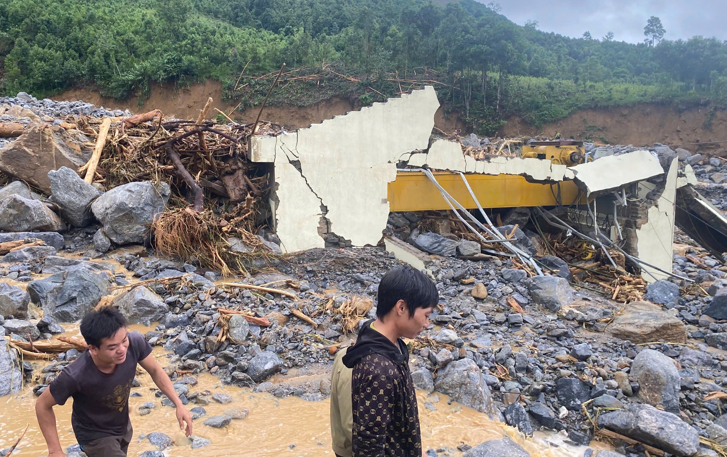 Nhà máy thủy điện Làng Bằng bị vùi lấp hoàn toàn.