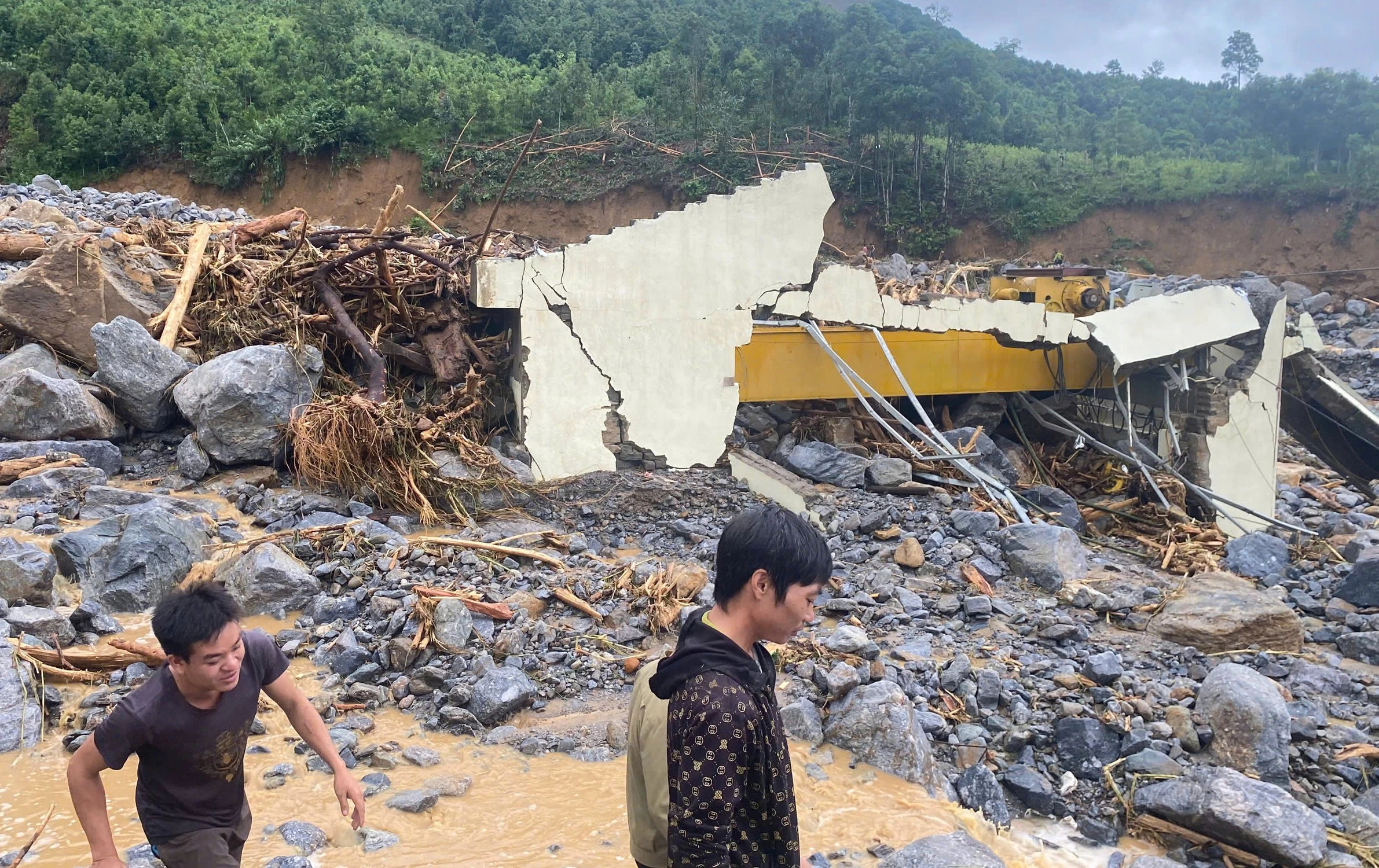 Nhà máy thủy điện Làng Bằng bị vùi lấp hoàn toàn.