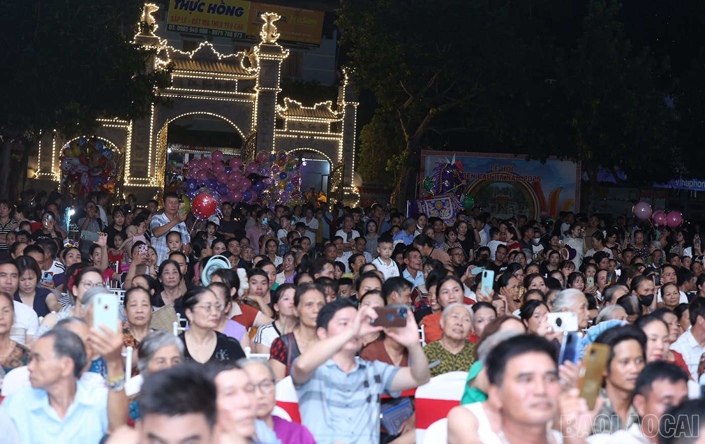 Chương trình nghệ thuật thu hút đông khán giả và du khách thập phương. baolaocai-br_img-4613.jpg