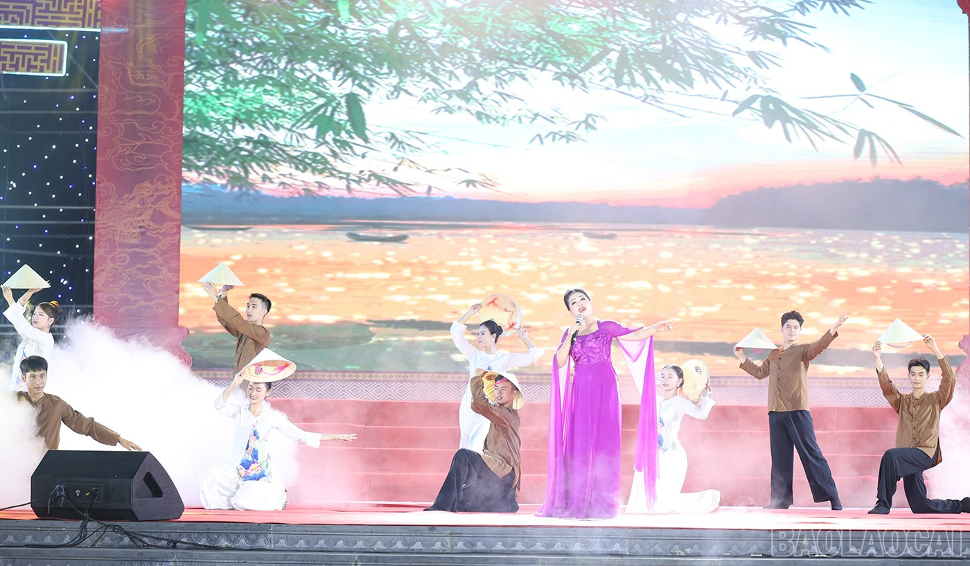 Ca sĩ Anh Thơ trình bày bài "Khúc hát sông quê" tại chương trình. baolaocai-br_img-4750.jpg