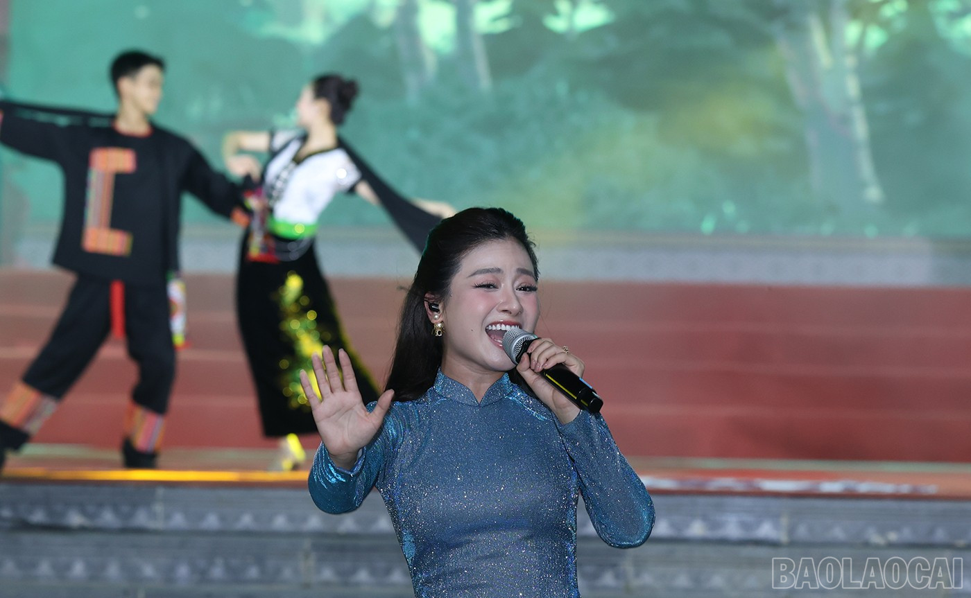 Ca sĩ Dương Hoàng Yến thể hiện bài hát "Chiếc khăn piêu" đầy cảm xúc. baolaocai-br_img-4709.jpg
