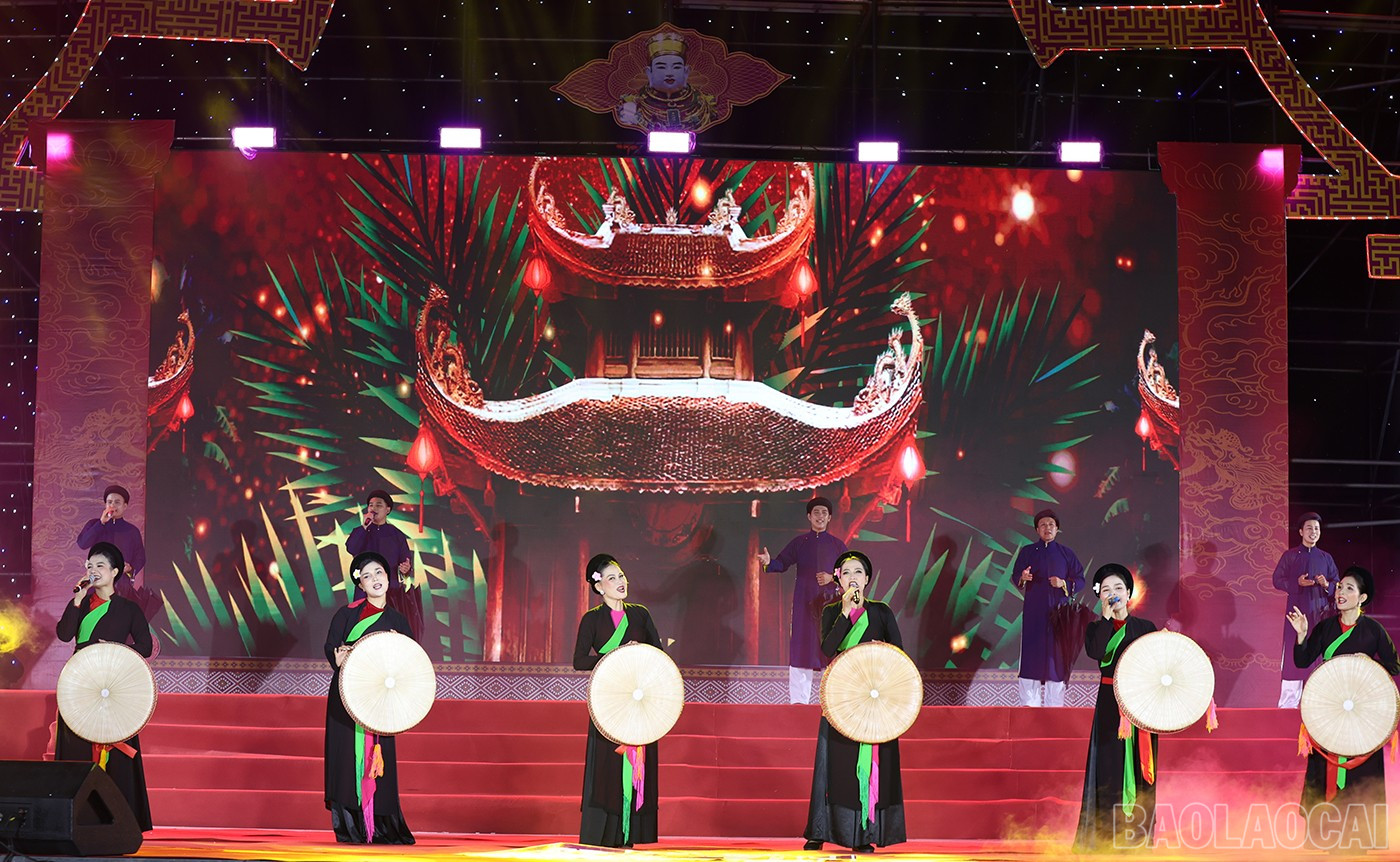 Tiết mục hát quan họ do các liền anh liền chị quan họ Bắc Ninh biểu diễn. baolaocai-br_img-4605.jpg