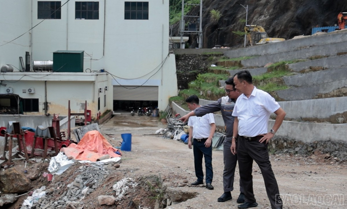 Los líderes de la comuna de Coc Lau inspeccionan el funcionamiento de la fábrica durante la temporada de inundaciones. baolaocai-br_namluc-2.jpg