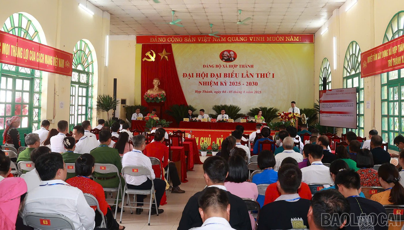 Quang cảnh phiên trù bị Đại hội Đại biểu Đảng bộ xã Hợp Thành. baolaocai-br_ht-1.jpg