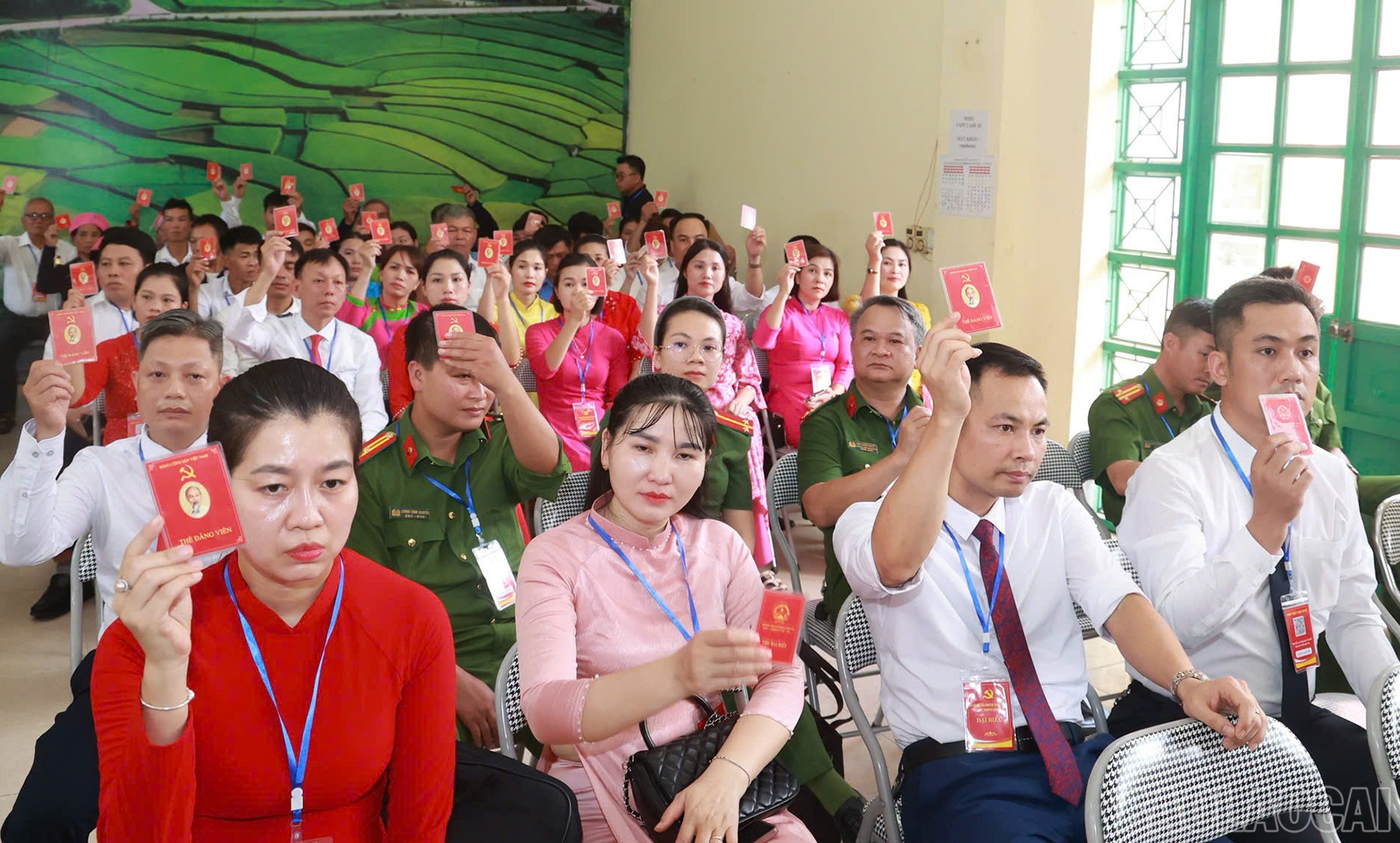 Các đại biểu biểu quyết thông qua Quy chế làm việc của Đại hội. baolaocai-br_ht-3.jpg