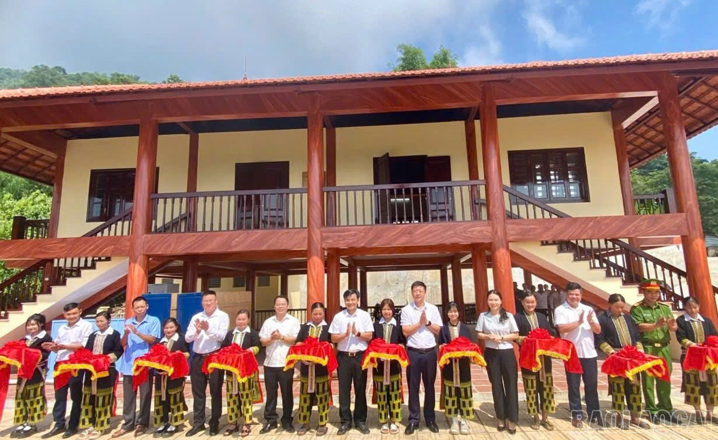 Các đại biểu cắt băng khánh thành Nhà văn hóa thôn Xéo Tả 1. baolaocai-br_ht-5.jpg