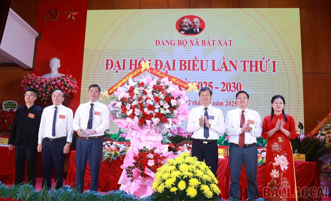 Đồng chí Ngô Hạnh Phúc - Phó Chủ tịch UBND tỉnh tặng hoa chúc mừng Đại hội. baolaocai-br_bx-3.jpg