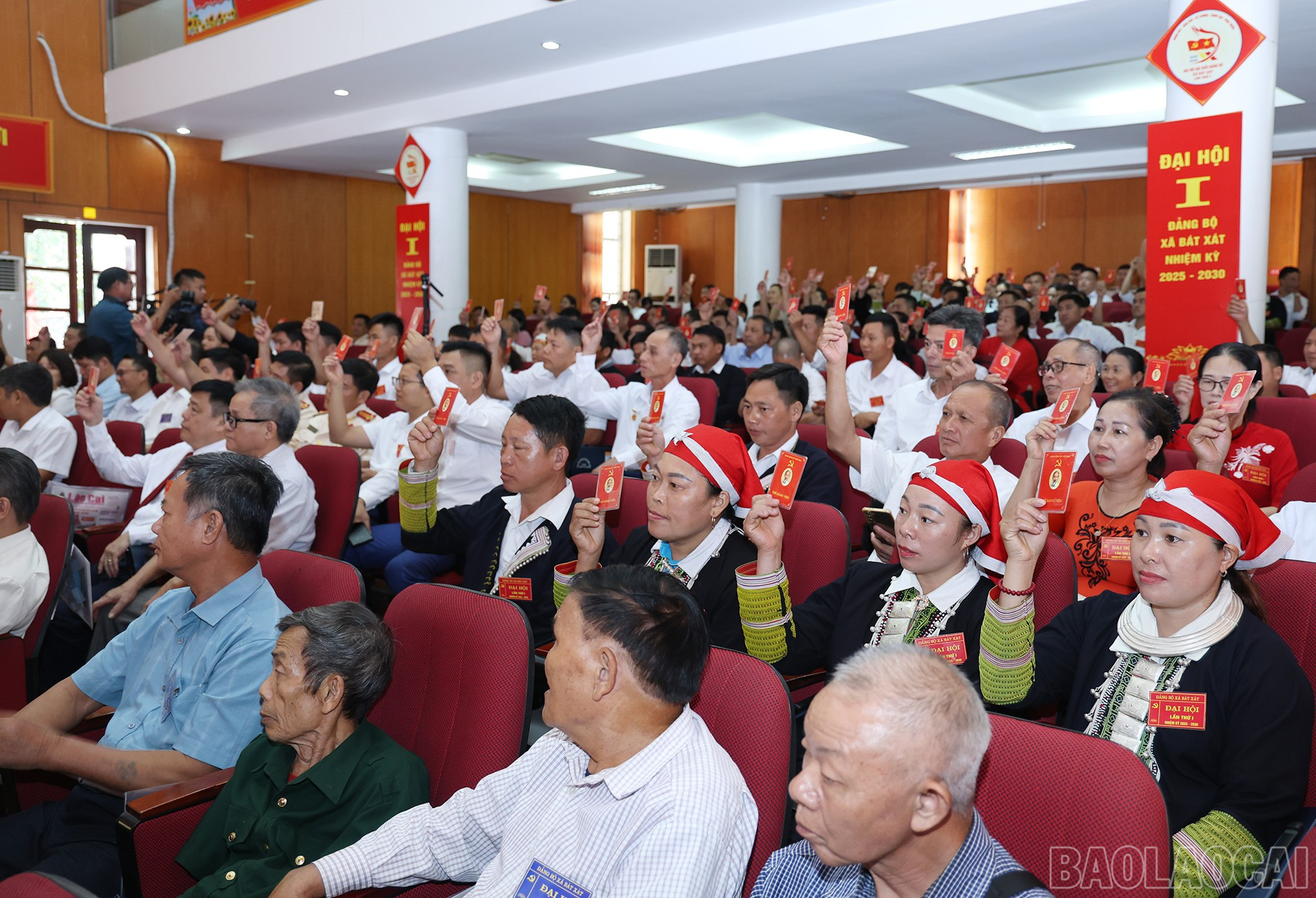 Biểu quyết thông qua Nghị quyết Đại hội. baolaocai-br_img-3174.jpg